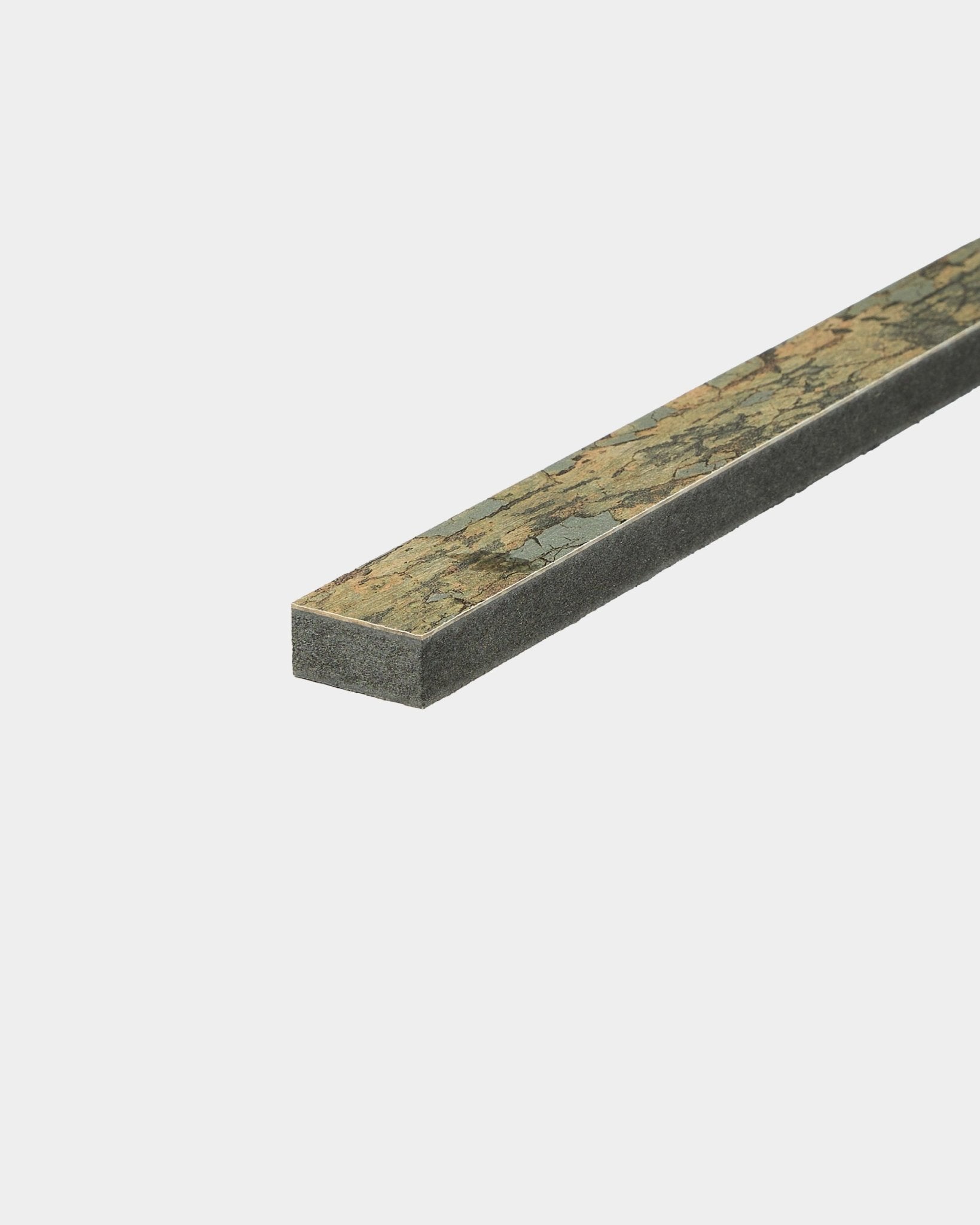 WoodUpp Akupanel Lamelle in Oxide Grey, 240 cm lang, mit strukturierter Oberfläche und minimalistischem nordischem Design, vor schlicht weißem Hintergrund dargestellt.